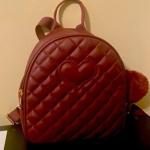 This is a bag for when ur out an won’t to carry a purse and straps are adjustabl